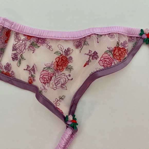 For Love and Lemons 🍋 Rose Bloom Garter - Picture 6 of 7